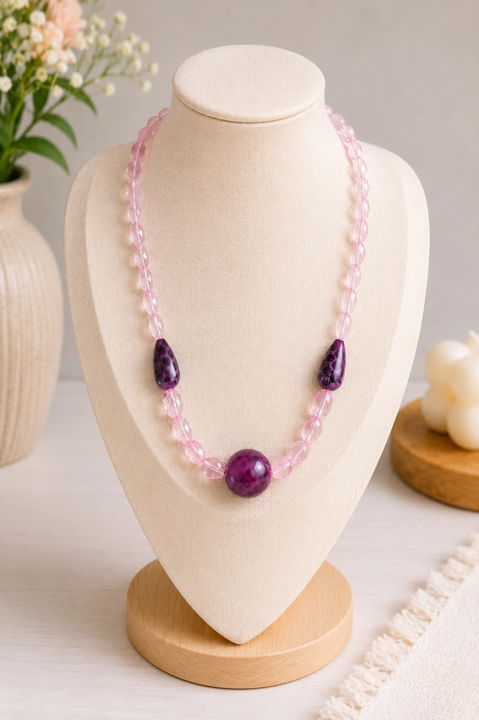 Collar artesanal rosa y morado con cuentas facetadas